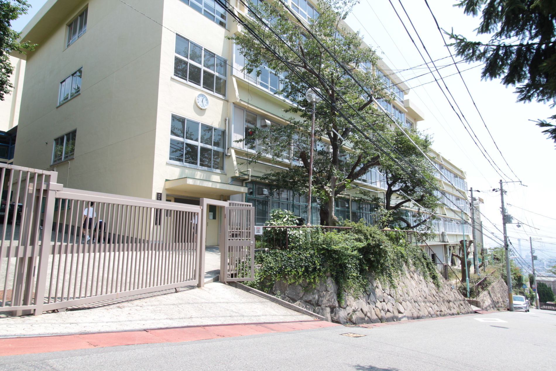 Junior high school. Kobe Municipal Nagamine 1600m walk 20 minutes to the junior high school.