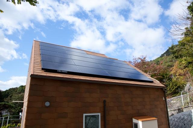 Power generation ・ Hot water equipment. Equipped with solar power! Employing a higher power generation efficiency single crystal panel. Cloudy day Ya, Morning ・ You get the difference in the amount of power generated by the evening.