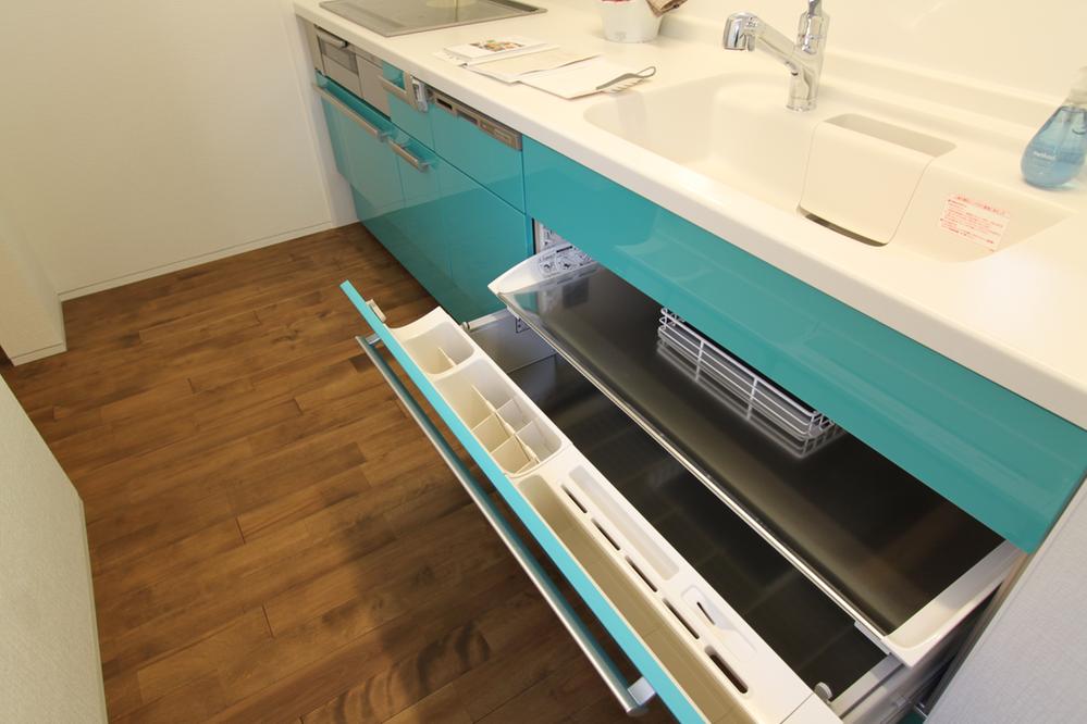 Other Equipment. ease of use ・ System kitchen in pursuit of ease of care Rikushiru ・ Adopt a "Richelle" of San'webu. It will be fun every day dishes! You can intuitively organize and Papa' overlooks at a glance when you open the door.
