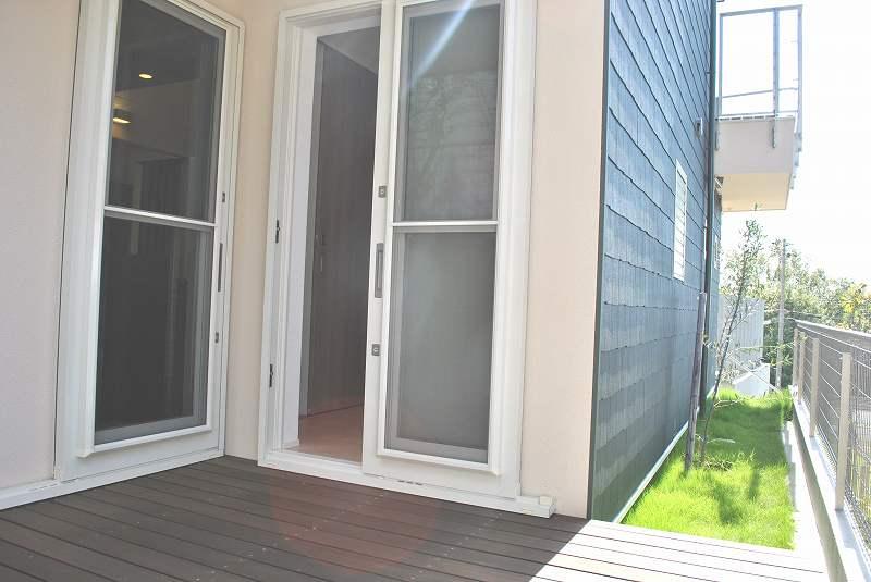 Bathroom.  [Model house No. 5 areas Mountain of deck ~ bathroom] Mountain of deck bathroom from the kitchen ・ We followed to the wash room. 