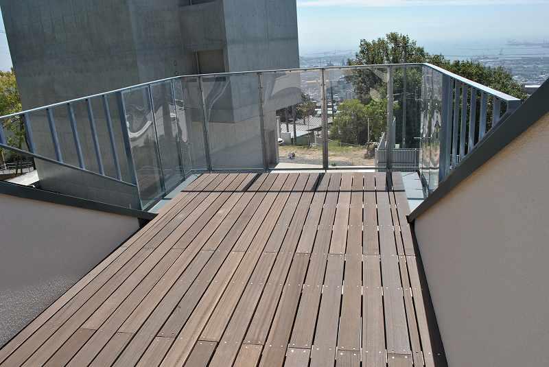 Model house photo.  [Model house No. 5 areas Empty deck] Panoramic views of the sky and the sea and the streets of the port city of Kobe. 