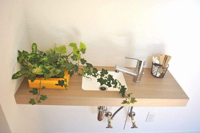 Entrance.  [Model house No. 5 areas Entrance ・ Hand wash bowl] It has been installed wash basin so that wash immediately hand came back to the front door. 