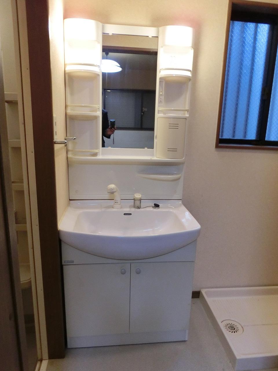 Wash basin, toilet. Indoor (10 May 2013) Shooting