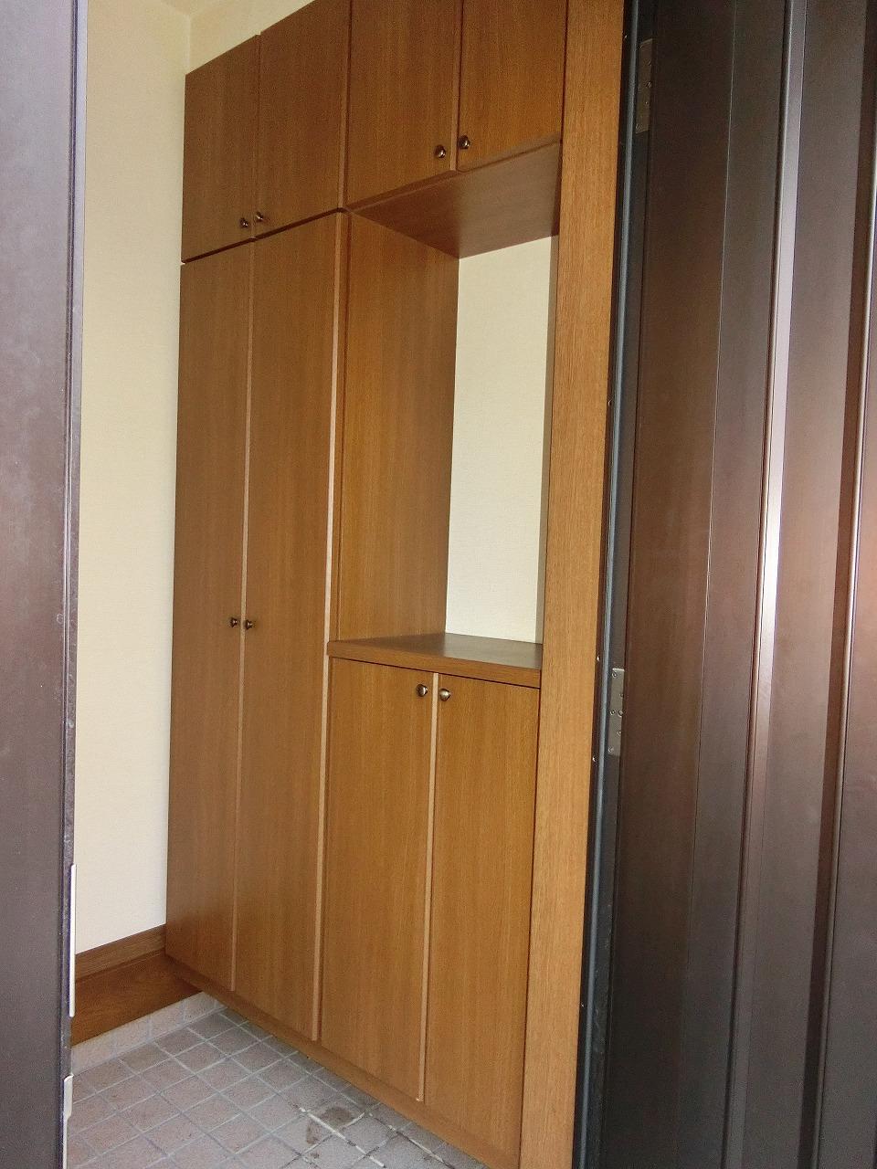 Entrance. Local (10 May 2013) Shooting