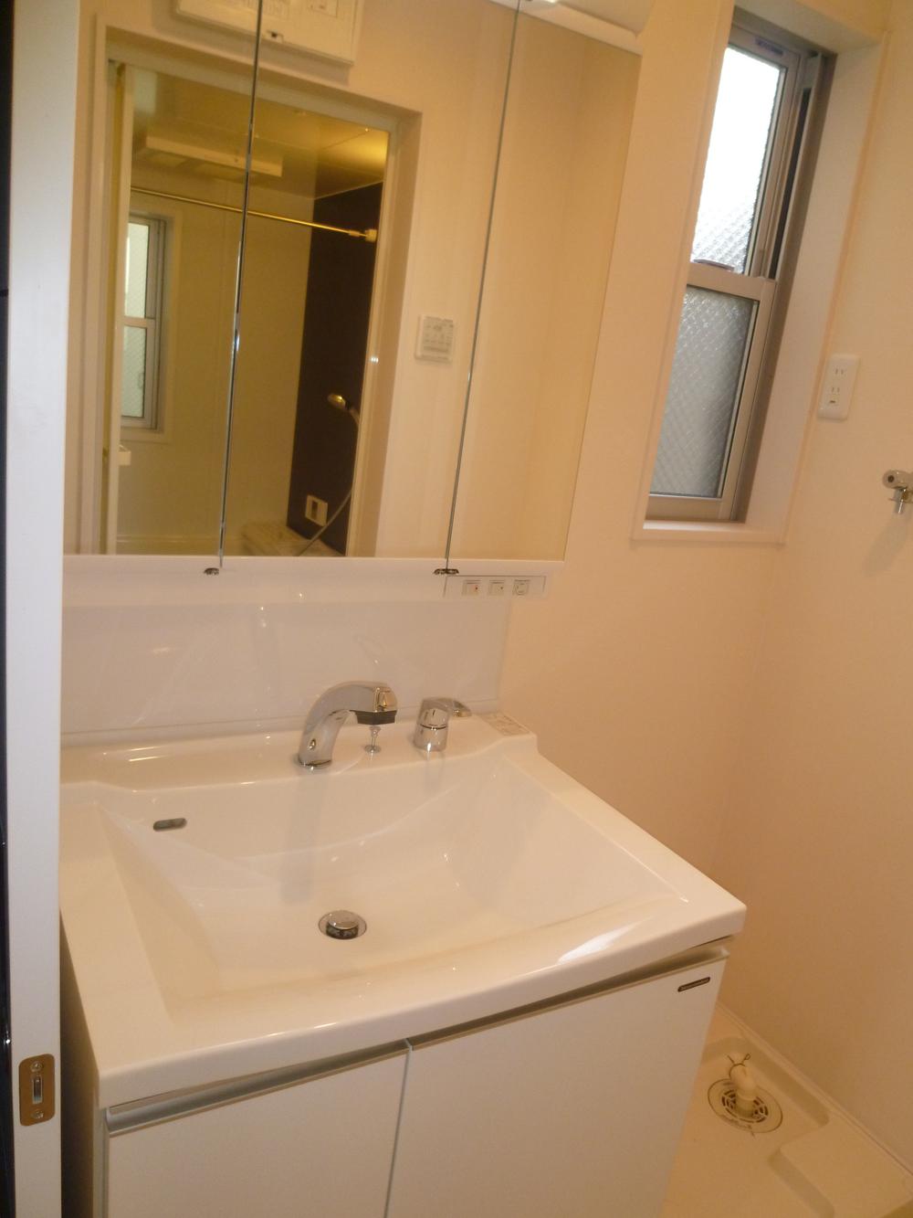 Wash basin, toilet. Indoor (12 May 2013) Shooting