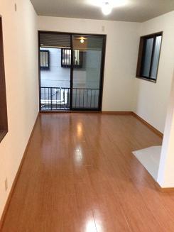 Living. Spacious 12 Pledge living