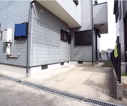 Parking lot. Parking spaces also are reserved