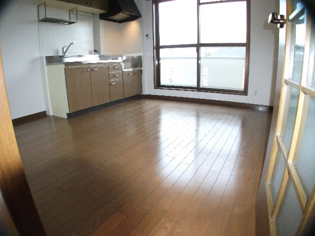 Living and room. South-facing bright dining!