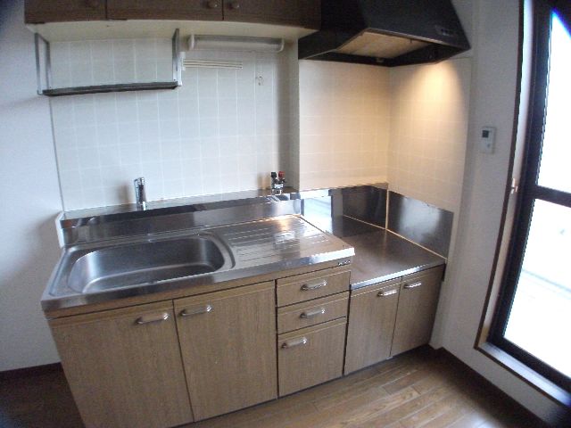 Kitchen. Gas stove installation Allowed.
