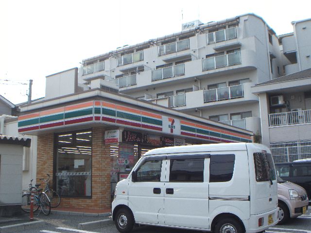 Convenience store. 240m to Seven-Eleven (convenience store)