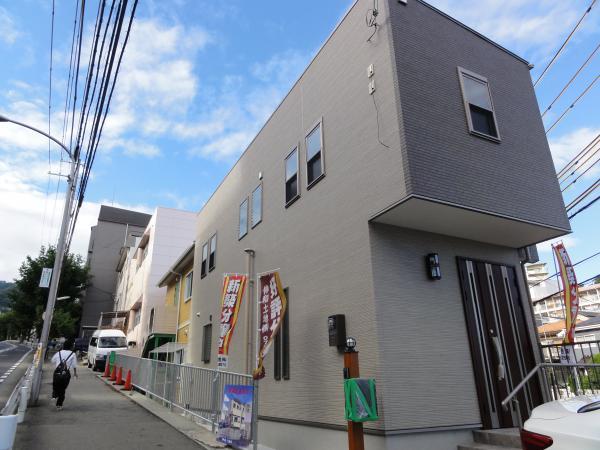 Local appearance photo. Shooting from the west sidewalk