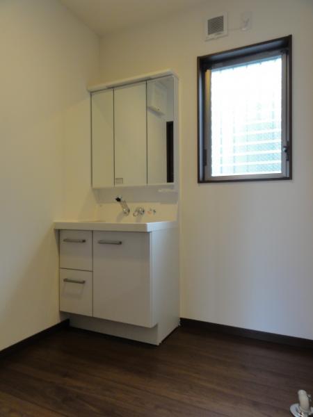 Wash basin, toilet. Shampoo dresser