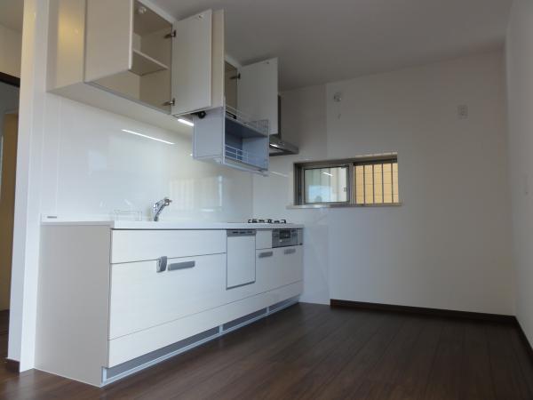 Kitchen. Water filter, Dish washing and drying machine