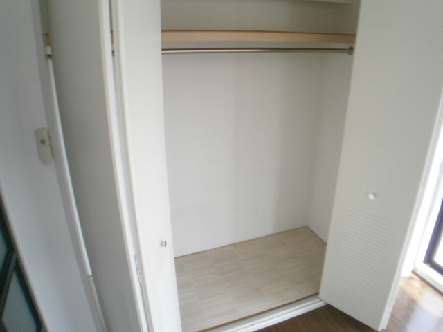 Receipt. Storage capacity rich-wide closet.