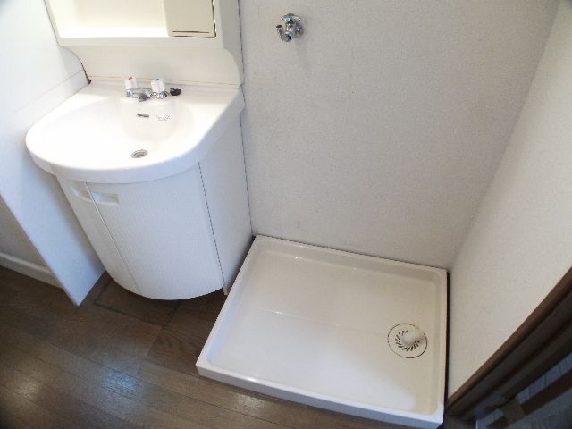 Washroom. Washbasin independent!