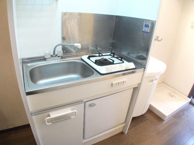 Kitchen. Also dishes pat Gasukitchin!