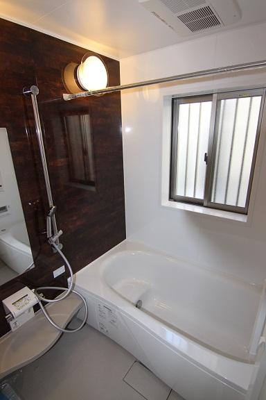 Bathroom.  ◆ 1 Building bathroom ◆ Out it is a safe and secure to the bathtub in with a bathtub in the step! Sitz bath also enjoy. With bathroom heating ventilation dryer, Also prevent rapid temperature changes! 