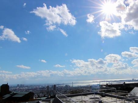 Noon of view, which is also looking at a distant view of the coming and going ship. Vast sky and as time and looking at the sea go past and relax (shot in December 2013 local)