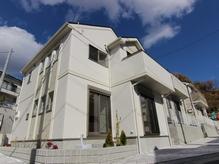 Bright and elegant exterior wall color in triplicate slit window stylish No. 1 destination appearance (December 2013 shooting)