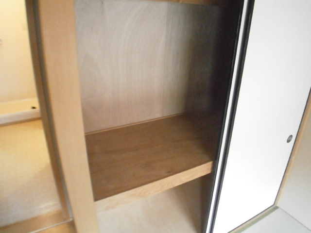 Receipt. Large storage of Japanese-style room