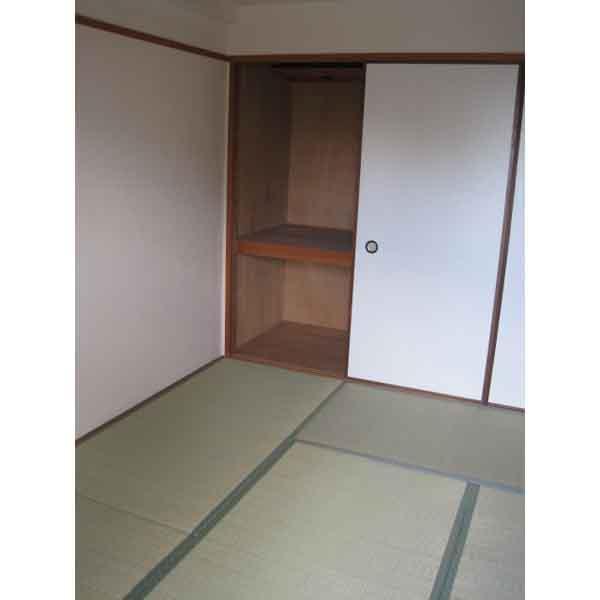 Kitchen. Closet Japanese-style room