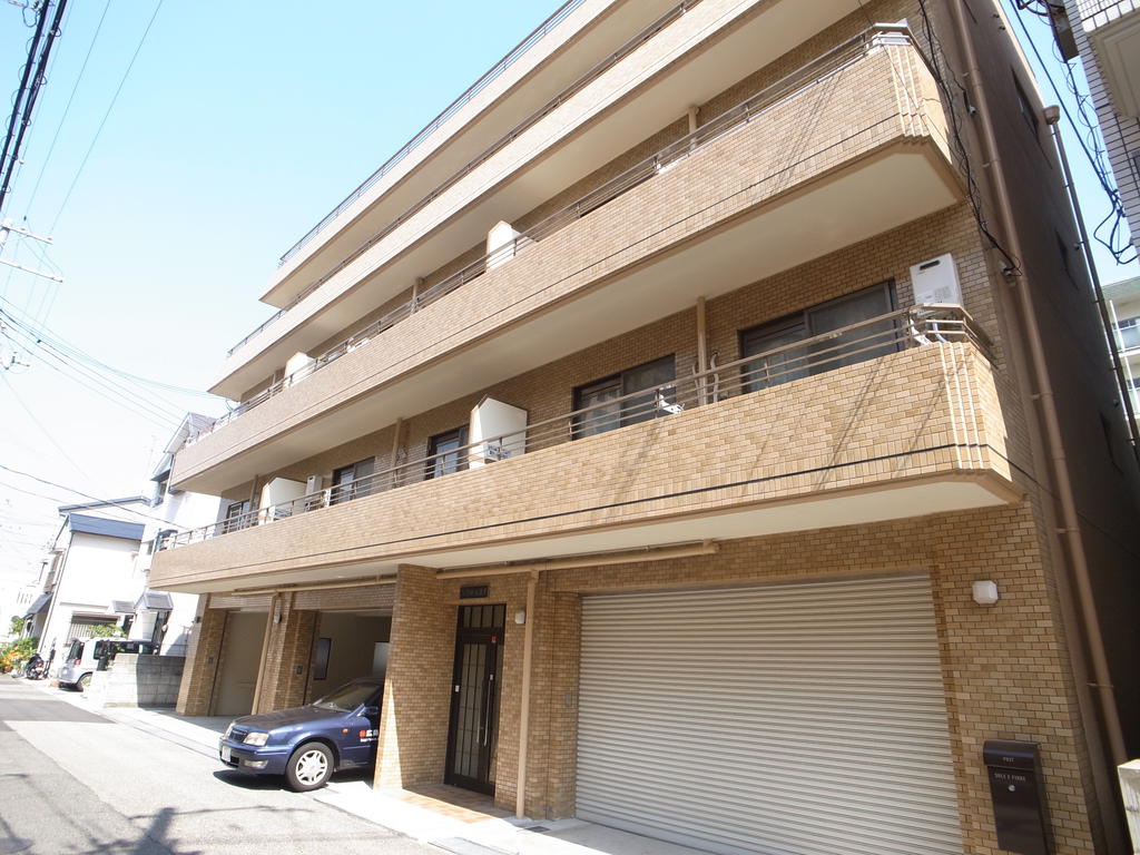 Building appearance. JR ・ Hankyu ・ Hanshin within walking distance