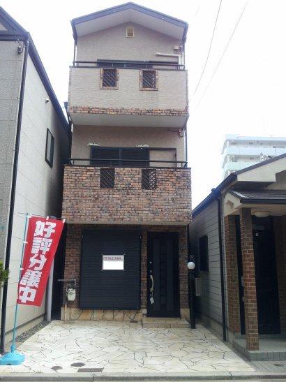 Local appearance photo. Local (July 2013) is shooting November 1999 architecture! Garage attached to the front of public road 6m is a breeze! You can see the same day!