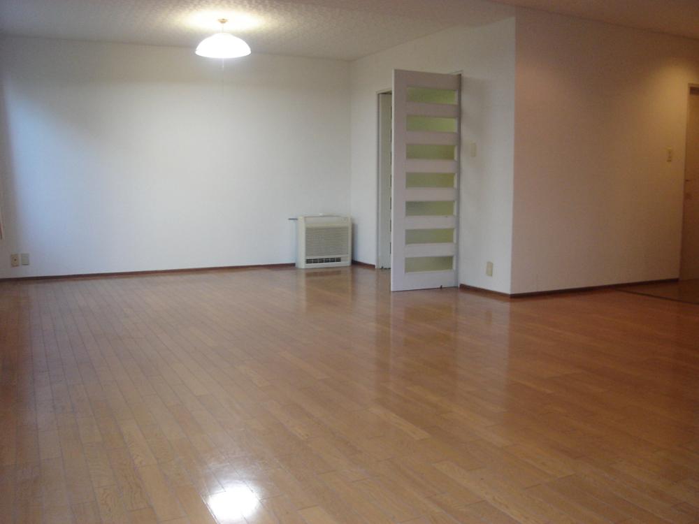 Living and room. Day good spacious living