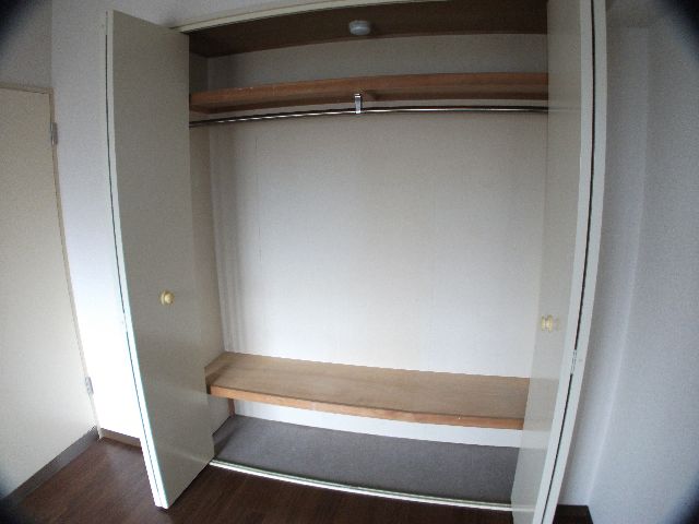 Receipt. Wide closet. There compartment in the hallway!