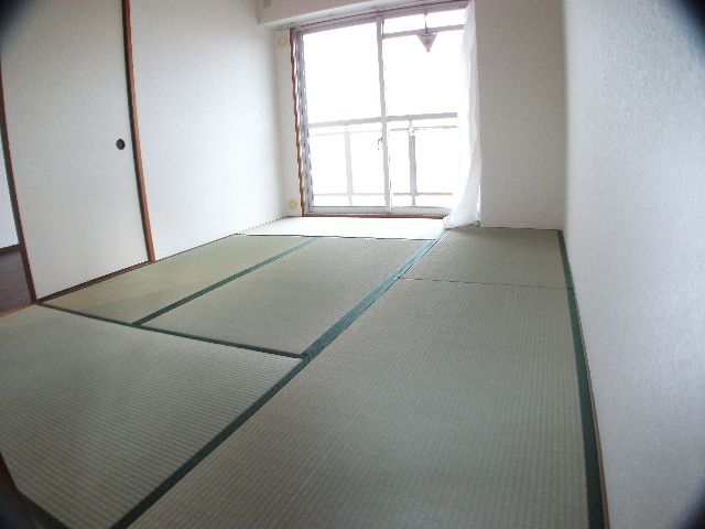 Other room space. 6 Pledge Japanese-style room. It is south-facing warm room.