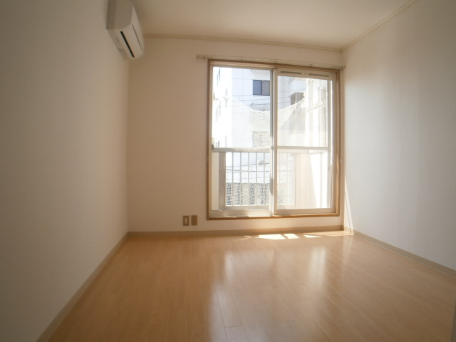 Living and room. It is south-facing bright Western-style.