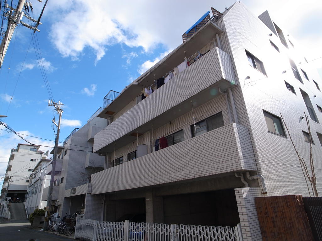 Building appearance. A 5-minute walk to the station