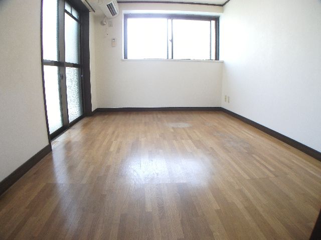 Living and room. Is a bright two-sided lighting Western-style.