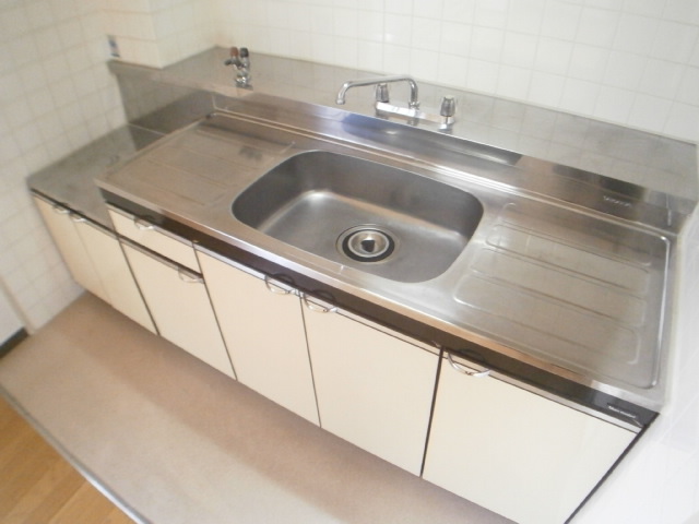 Kitchen. The dishes easy to Gasukitchin