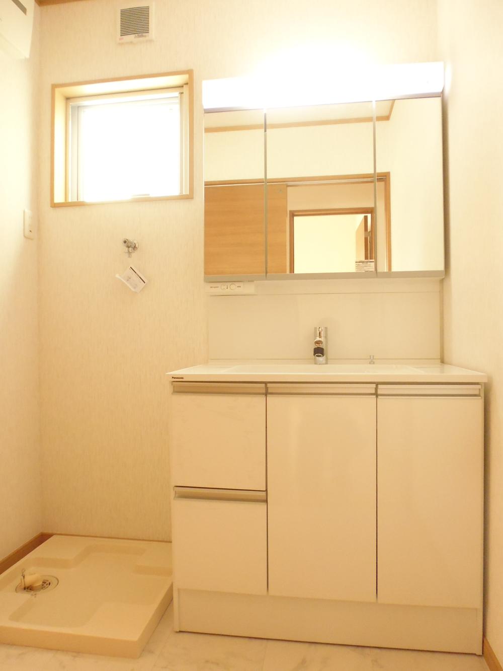 Wash basin, toilet.  ■ Washroom