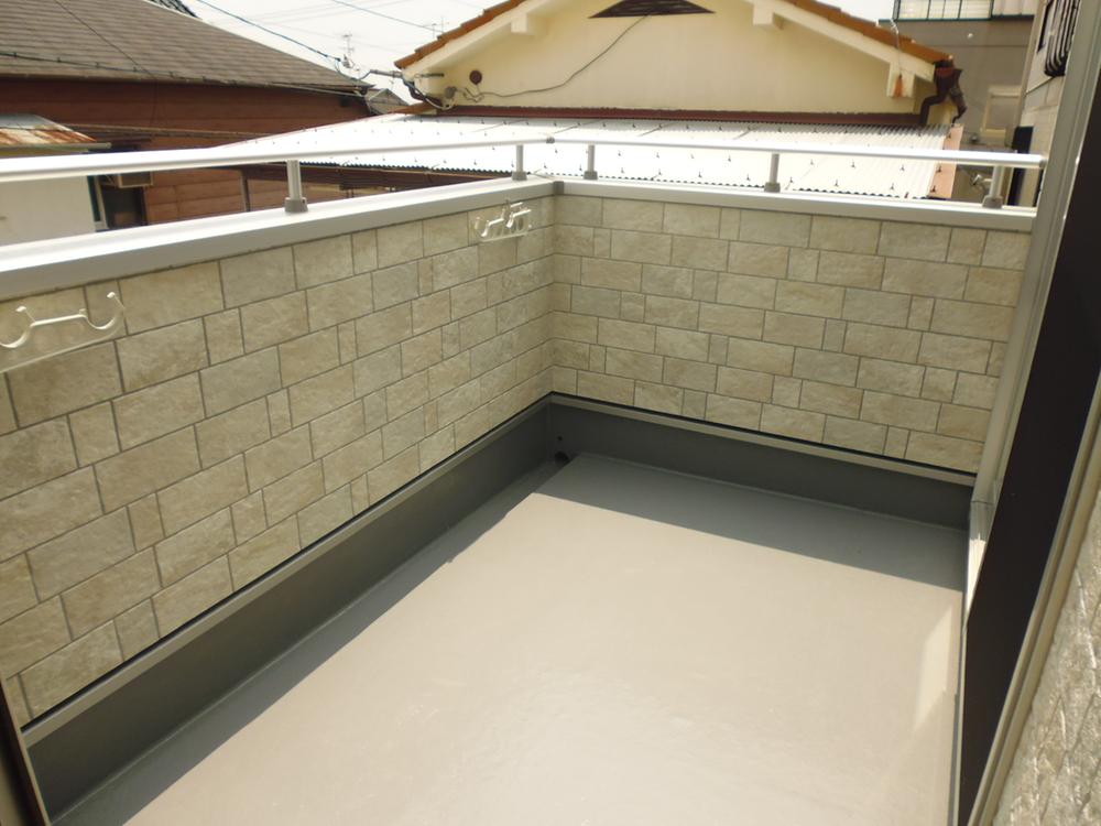 Balcony.  ■ balcony