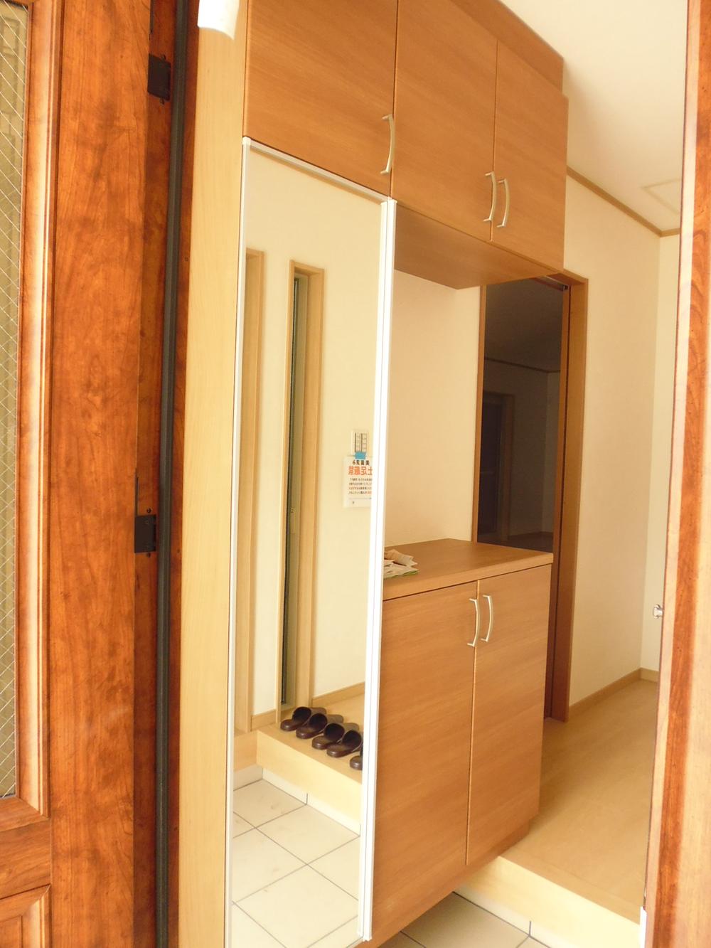 Receipt.  ■ Shoe box