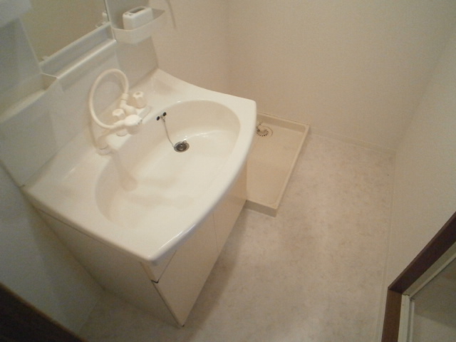 Washroom. Loose wash basin with wide Shandore.