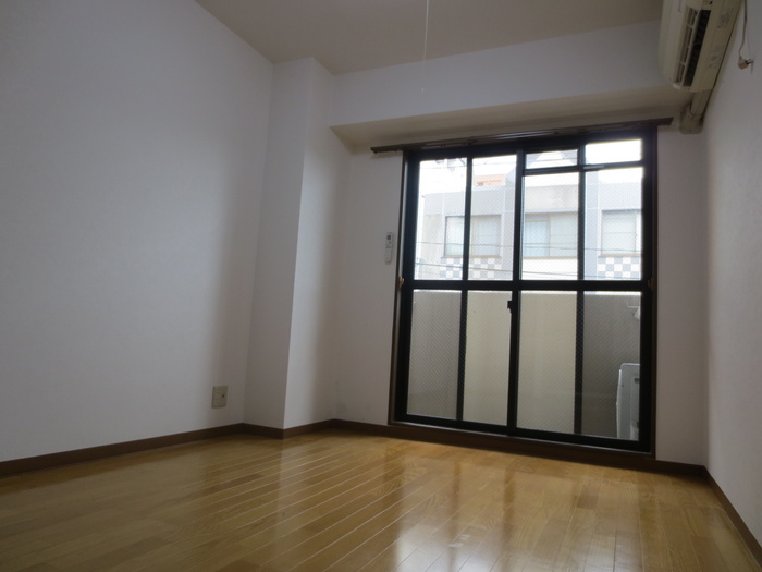 Living and room. It comes with a veranda.