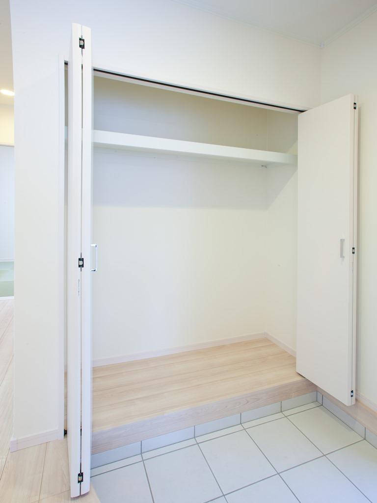 Receipt. Entrance storage