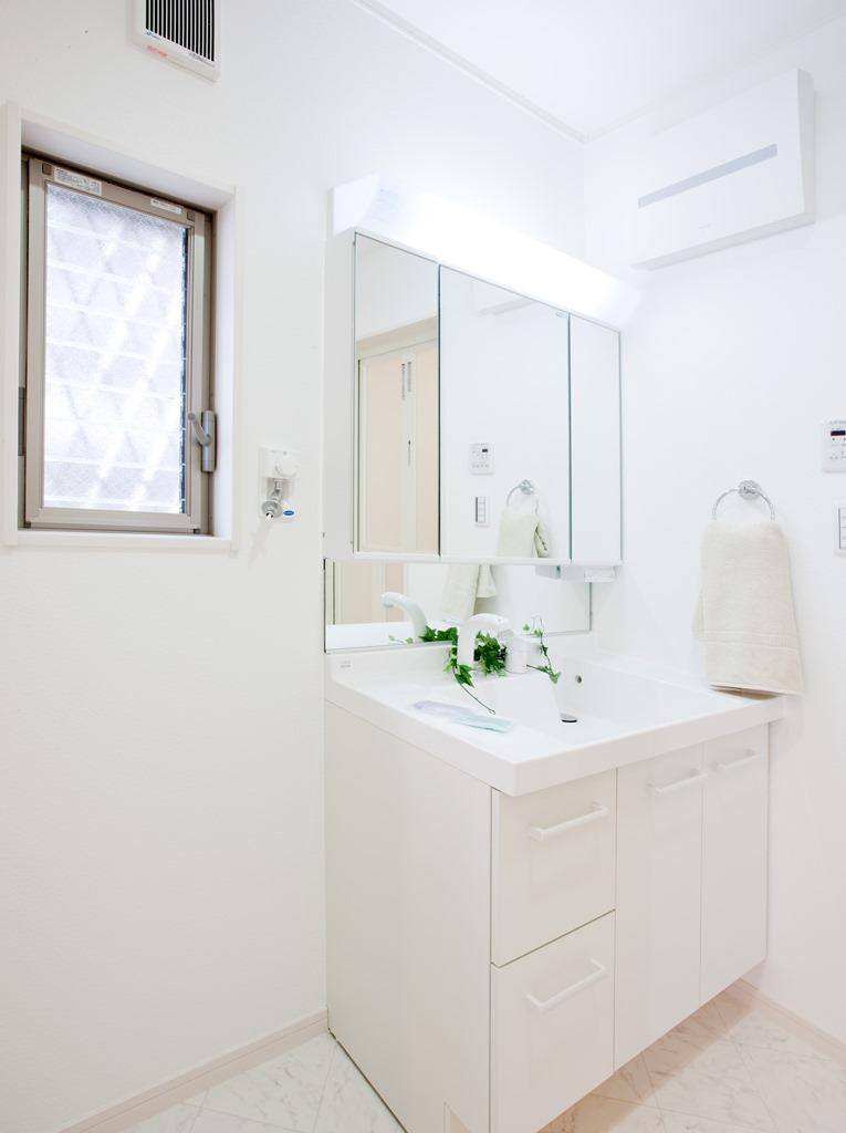 Wash basin, toilet. Wash basin