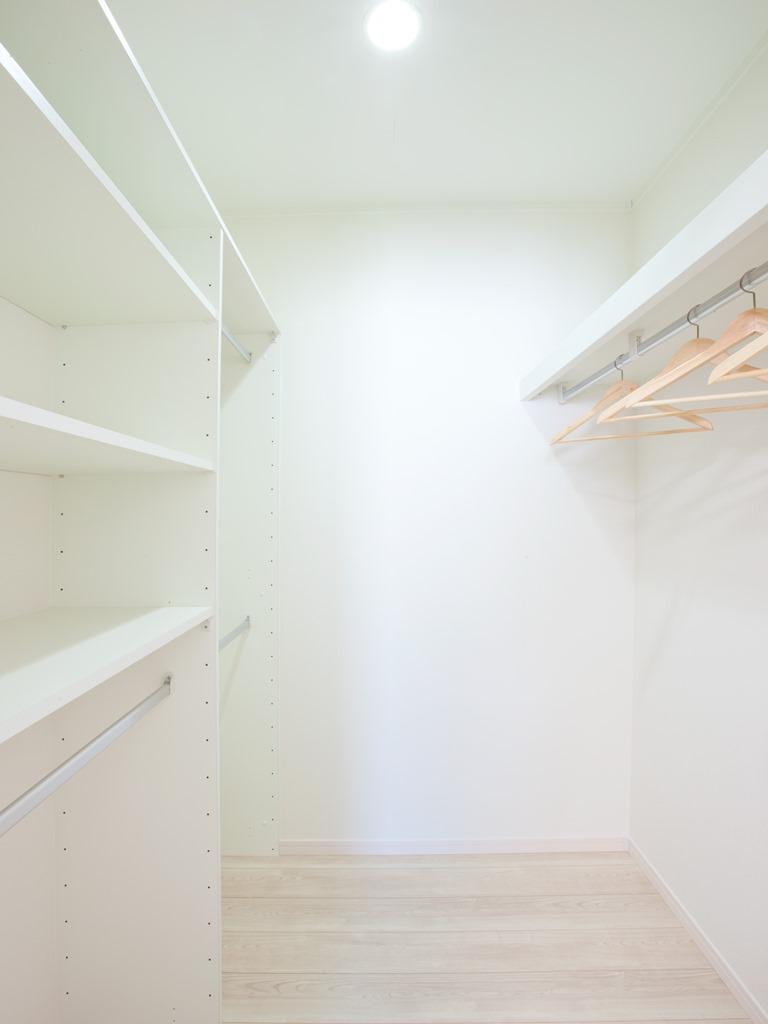 Receipt. Walk-in closet You can also store plenty winter coat!