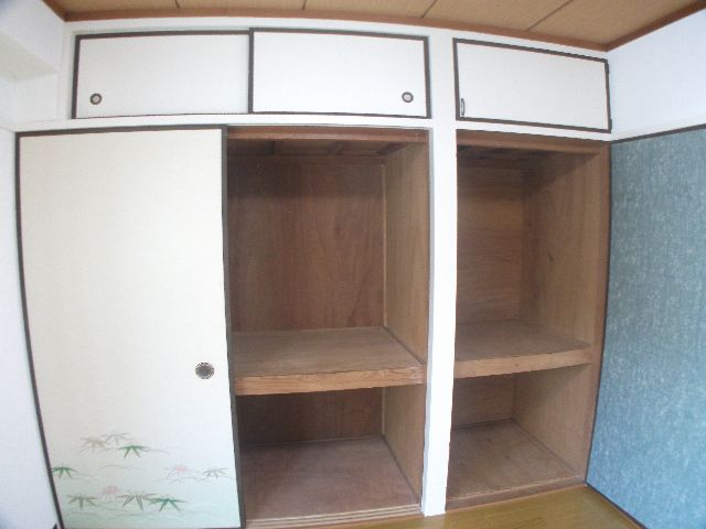 Receipt. Closet is of with upper closet.