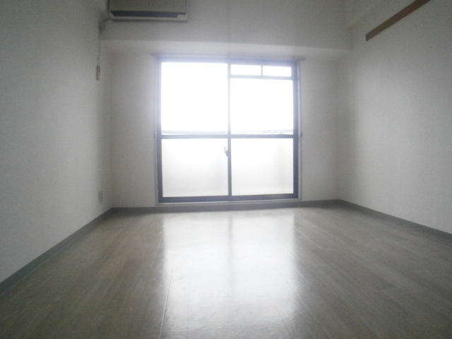 Living and room. 7.5 Pledge of broad Western-style