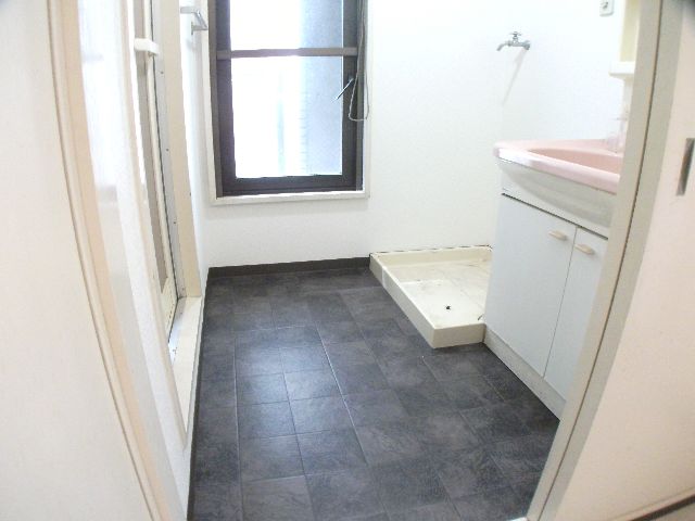 Washroom. Basin undressing space. There is a little balcony.