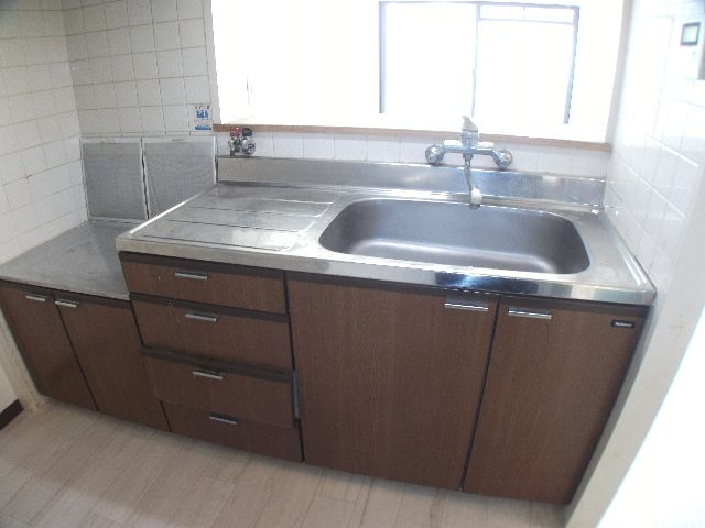 Kitchen. Counter kitchen that can be in the dishes of conversations