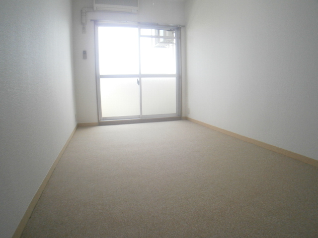 Living and room. South-facing Western-style