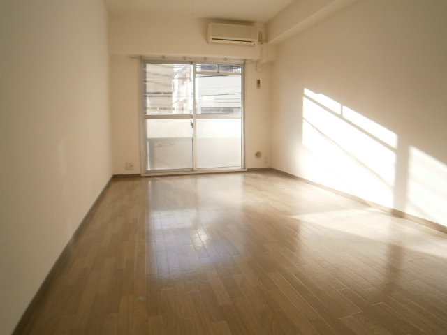 Living and room. About 10 Pledge of broad Western-style