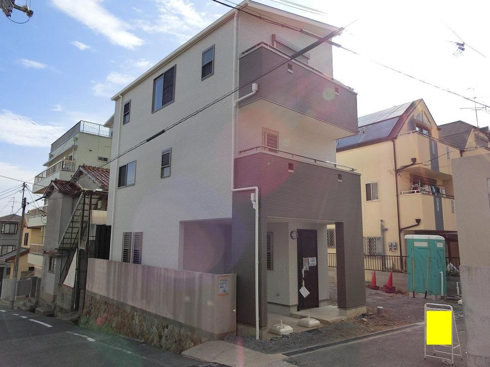 Local appearance photo. Local (11 May 2013) shooting bright corner house, There is lighting in all rooms! Guests preview the same day! 