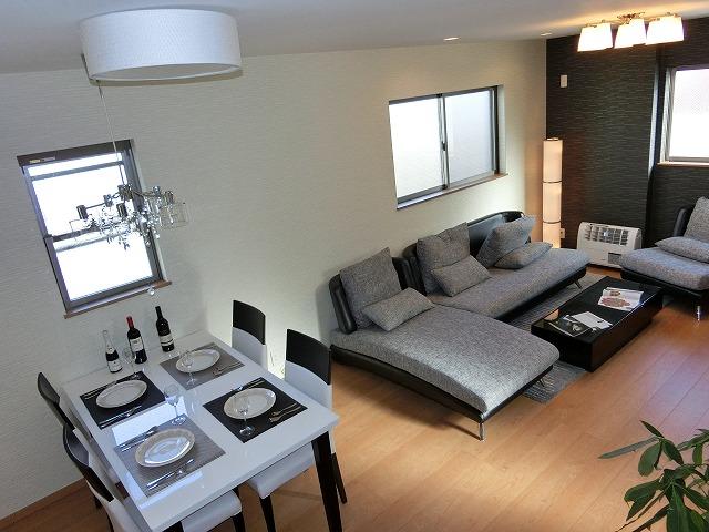 Living. Local (11 May 2013) Shooting Bright life in the two-sided lighting of 18 tatami mats of spacious LDK and the corner room How is?